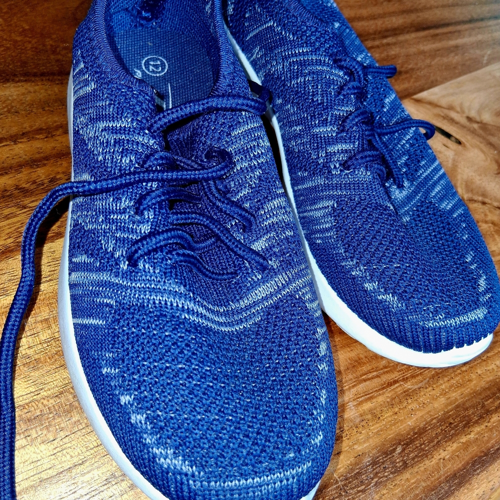Blue Athletic Sneakers with Mesh Upper and Lace-Up Design